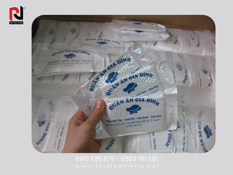 TẠO DẤU ẤN THƯƠNG HIỆU VỚI KHĂN LẠNH IN LOGO 3 Khăn lạnh in logo giúp khách hàng nhớ đến dịch vụ của bạn lâu hơn.